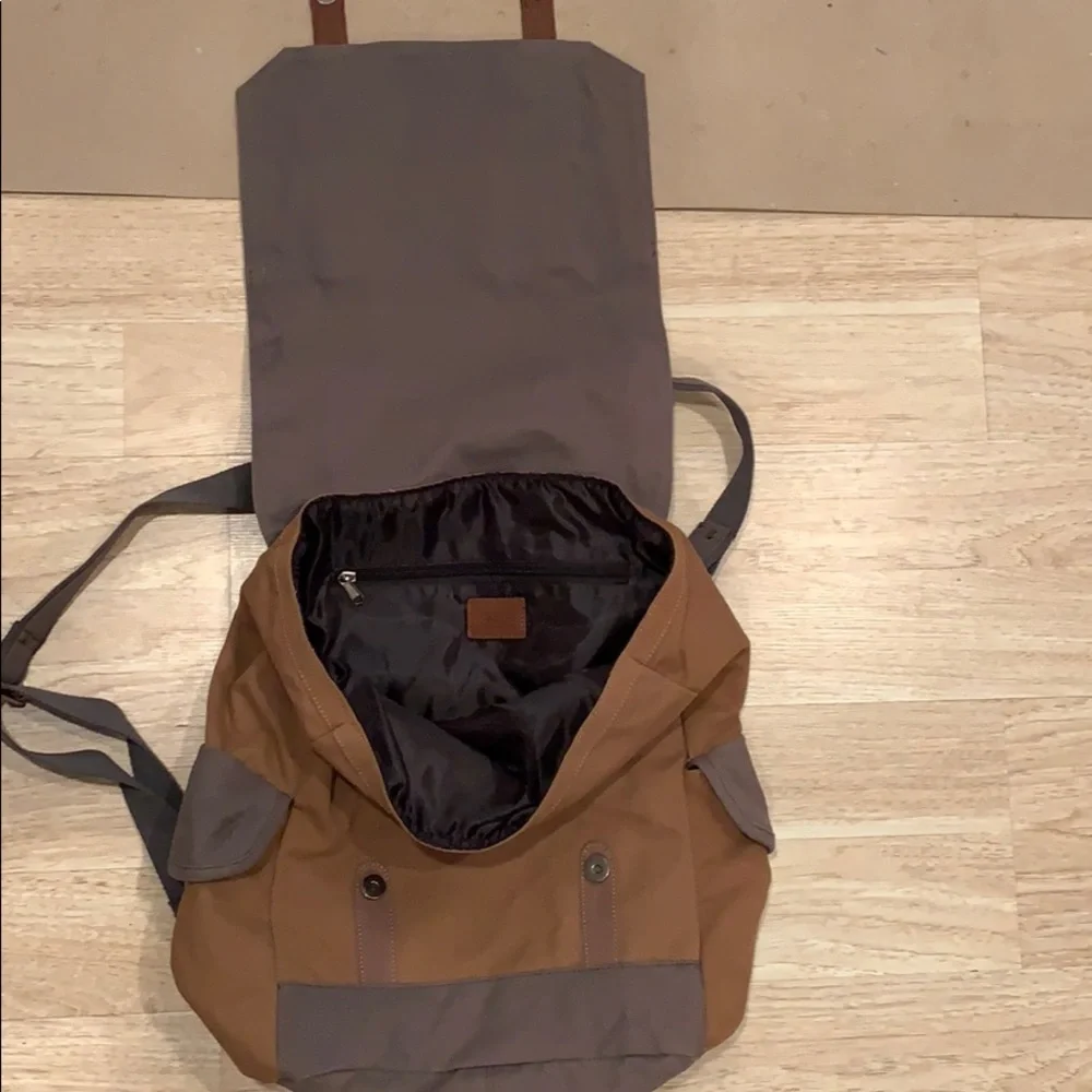 Backpack - Picture 3 of 4